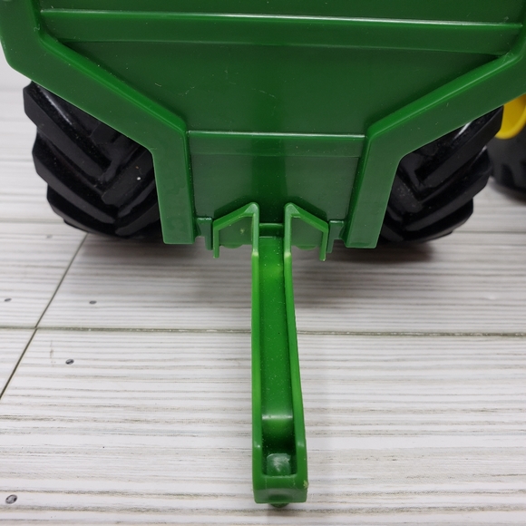 Tomy John Deere Monster Tread Tractor & Trailer Flaw - Picture 4 of 15